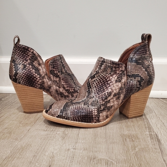 NEW Jeffrey Campbell Rosalee Snakeskin Ankle Boots - Picture 2 of 5